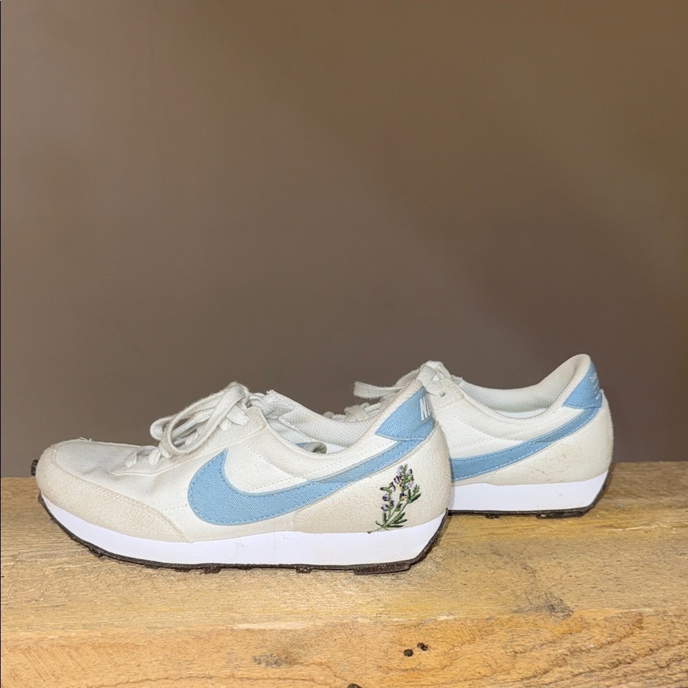 Nike Women's White and Light Blue Sneakers